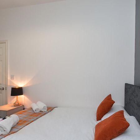 Townhouse @ Corporation Street Stoke Bed & Breakfast Стая снимка